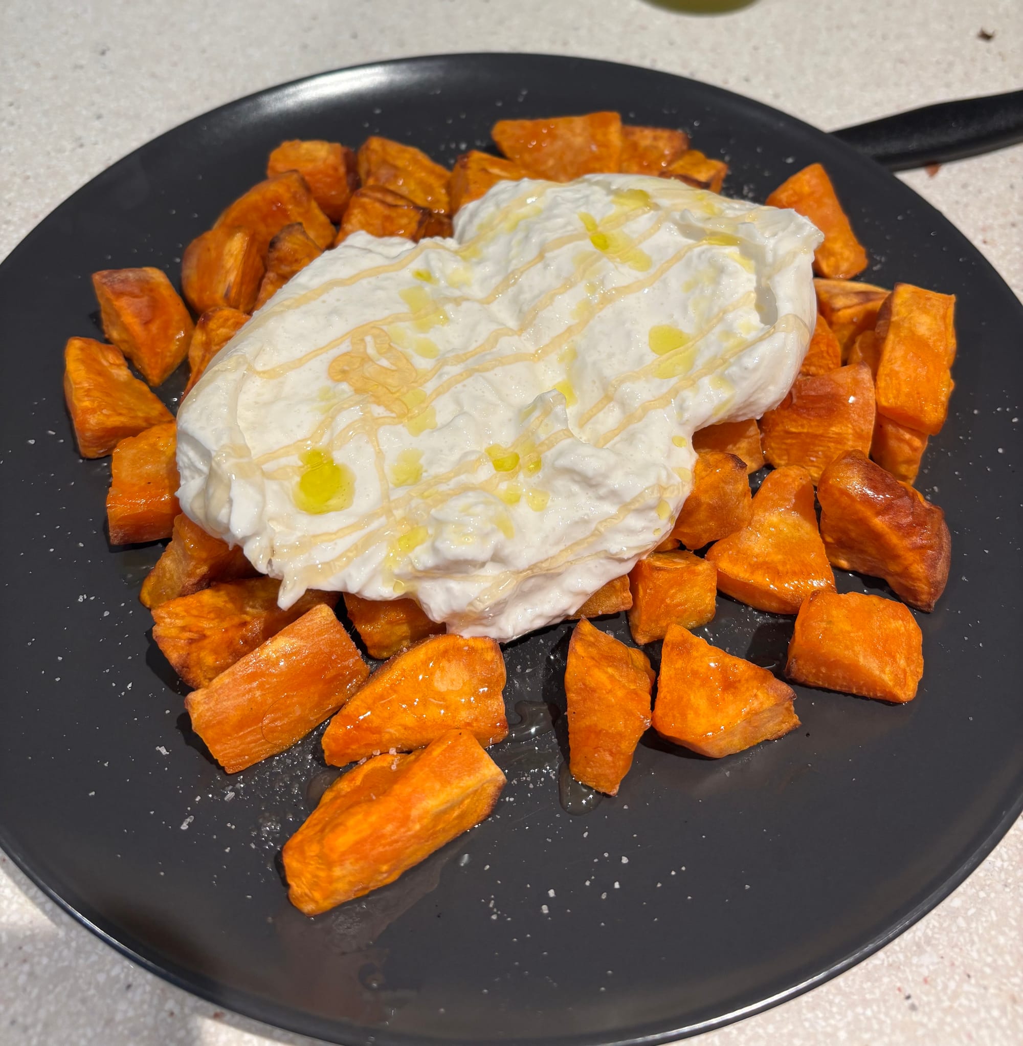 Boniato asado con burrata y miel