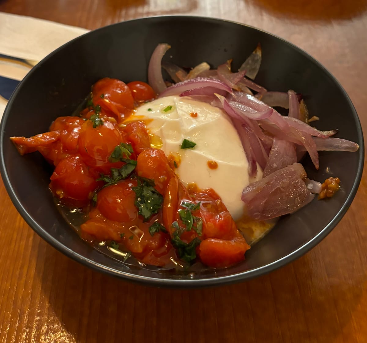 Burrata con tomates confitados y cebolla