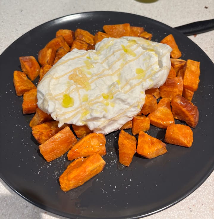 Boniato asado con burrata y miel