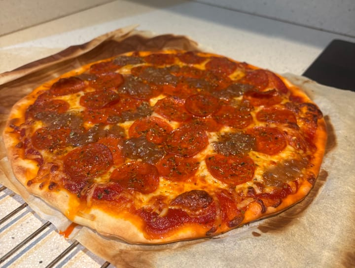 Pizza de pepperoni y cebolla caramelizada con masa casera